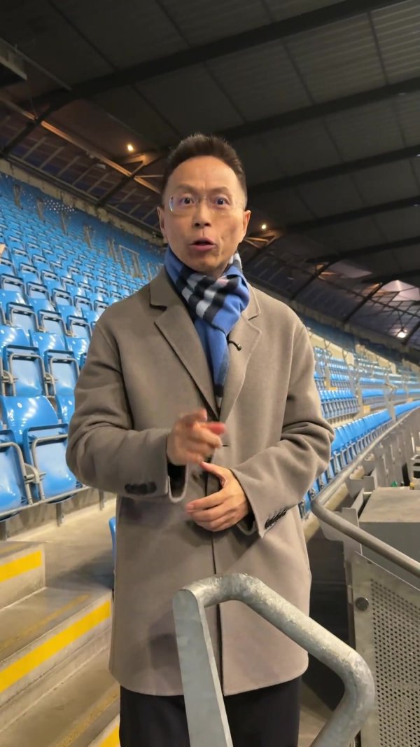 一本正经！詹俊带蓝色围巾：咪咕的待遇比天空电台还要“高”😂